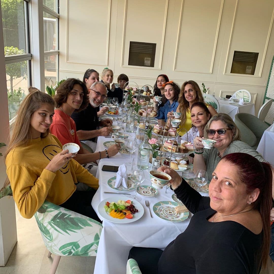 Fue en el palacio de Kensington en donde la familia de origen cubano olvidó el tradicional café de la isla caribeña para disfrutar de la hora del té inglés.