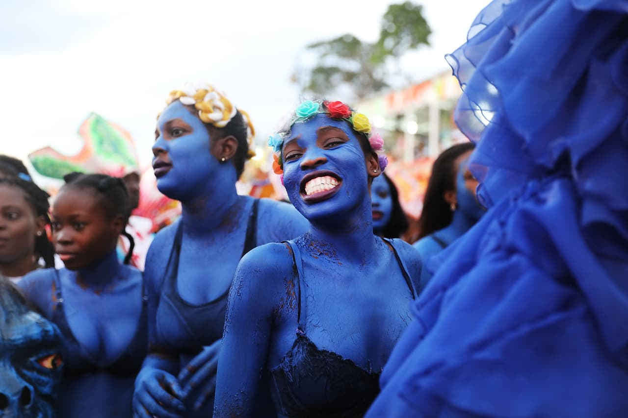 <b>Haití. </b>Bailarinas con sus cuerpos pintados desfilan por las calles de Puerto Príncipe, la capital del país caribeño.