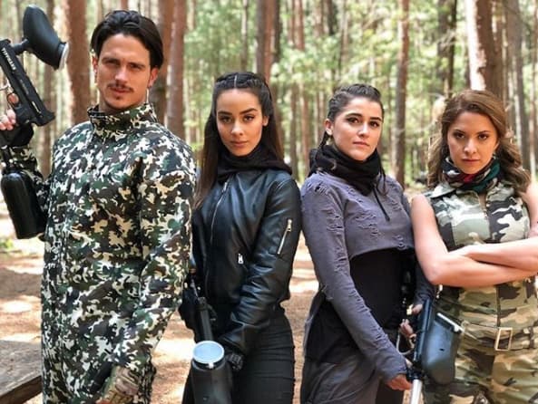 La serie 'La bella y las bestias' estuvo en la mira de todos desde que inició grabaciones cuando, repentinamente, se cambió a la protagonista. Primero se anunció que Altair Jarabo encabezaría el elenco y días después la producción decidió quedarse con Esmeralda Pimentel al frente de la historia.