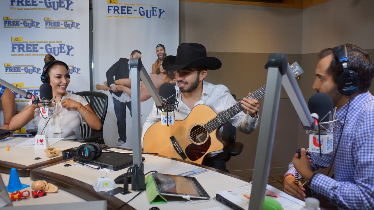 Joss Favela llegó con guitarra en mano a la cabina del Free-guey show y nos deleitó con su música.