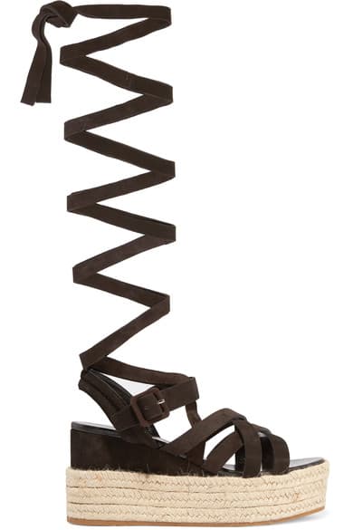 Las sandalias con suelas como de espadriles seguirán vigente en toda la temporada resort, cuando las mujeres se vayan de vacaciones huyendo del frío. (Miu Miu
<a href="http://www.miumiu.com">www.miumiu.com</a> )
<br>