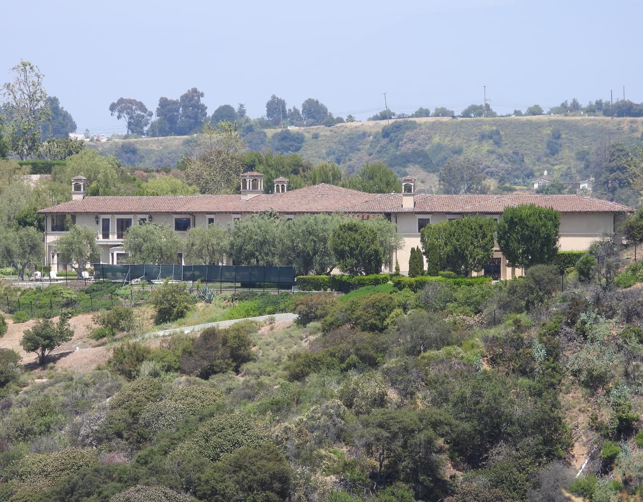 La residencia en la que ahora habitan en Beverly Hills es una villa estilo toscano situada en una superficie de 
<b>22 acres. </b>
<br>