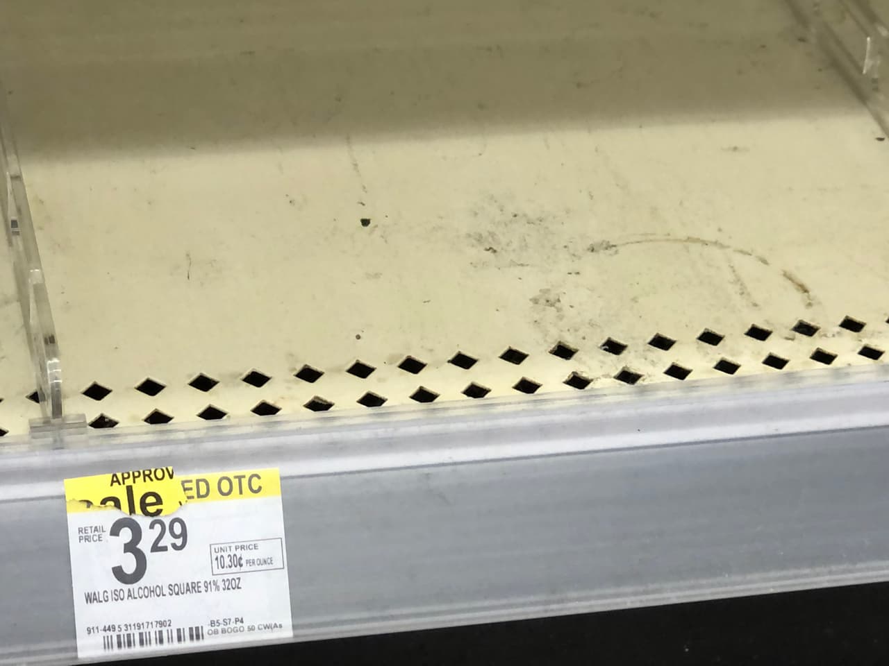 El alcohol no se encuentra en muchas farmacias y la OMS advierte que rociar todo el cuerpo con alcohol o cloro no sirve para matar los virus que ya han entrado en el organismo.