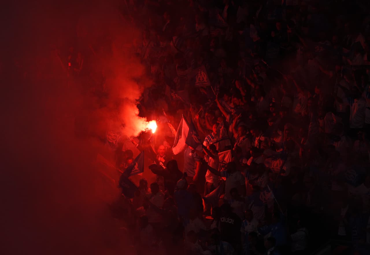 Mientras se desarrollaban los actos protocolarios antes del inicio de las acciones entre el Atlético de Madrid y el Marsella, los aficionados ques estaban ubicados en la zona sur del estadio montaron un infierno a base de bengalas. Seguramente, la UEFA sancionará al equipo por el comportamiento de sus ultras, los cuales tienen muy mala fama en Europa.
