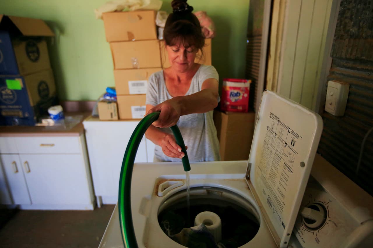 Utiliza la lavadora con cargas completas. Echar poca ropa a lavar puede generar un gasto de 15 a 45 galones extra, que podrías ahorrar si ocupas la lavadora en su capacidad máxima.