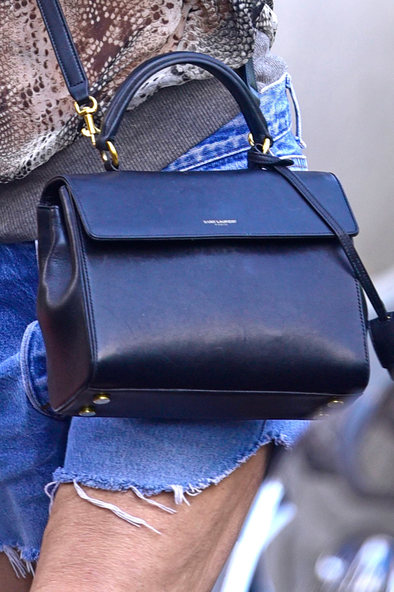 Eso sí, el estilo no lo ha perdido, y portó un bolso súper 'chic'.