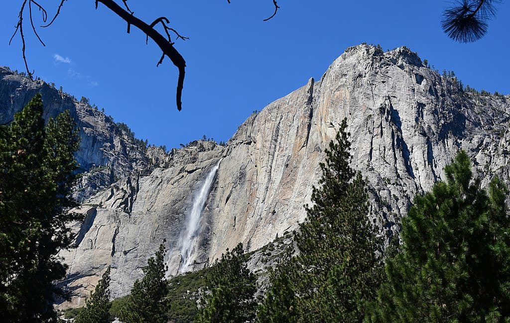 Trabajaba como guardaparques en Yosemite. Le despidieron por colgar una bandera trans en El Capitán en su tiempo libre
