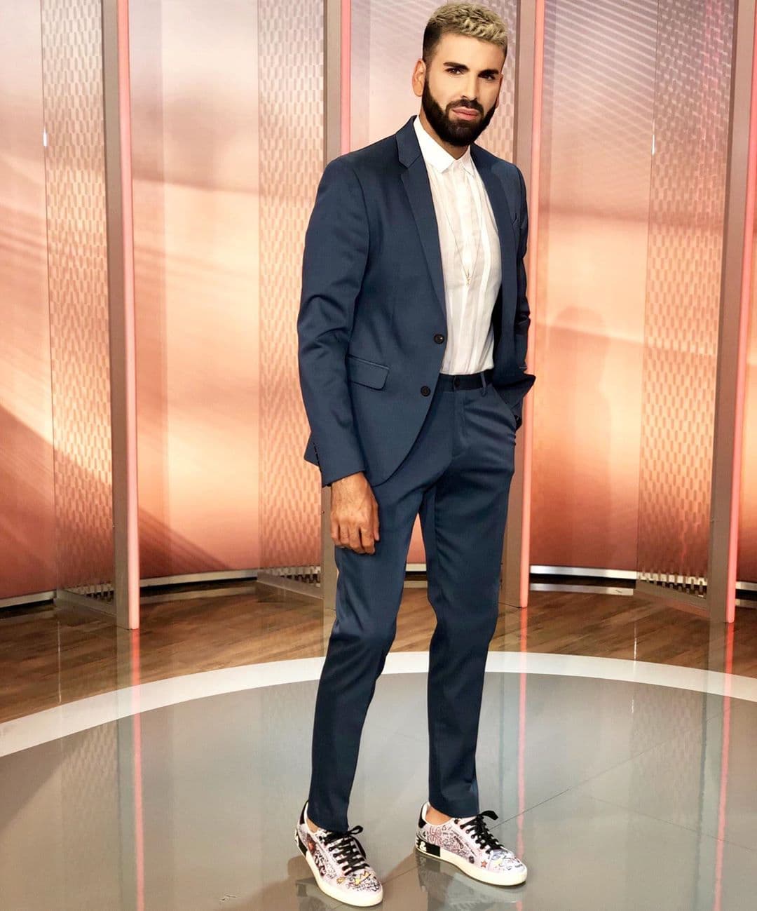 Jomari Goyso 
<a href="https://www.univision.com/shows/premios-juventud/jomari-se-une-a-borja-y-clarissa-para-presentar-pj-takeover-de-premios-juventud-fotos">estará acompañando</a> a Clarissa y Borja Voces en el PJ Takeover de Premios Juventud.