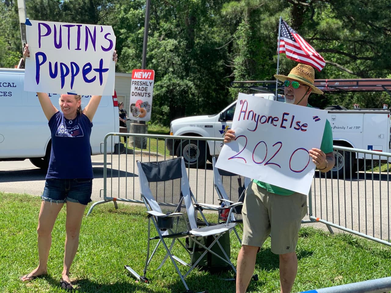 Mark Henry, sostiene una pancarta que dice "Cualquiera para el 2020 (menos Trump)". El hombre dijo a Univision 45 que quería que Trump se fuera de Texas porque tiene un ego lleno de odio y porque no le gusta cómo pone a niños en jaulas.