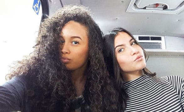 Hacer su mejor pose es una de las cosas que las chicas disfrutan juntas.