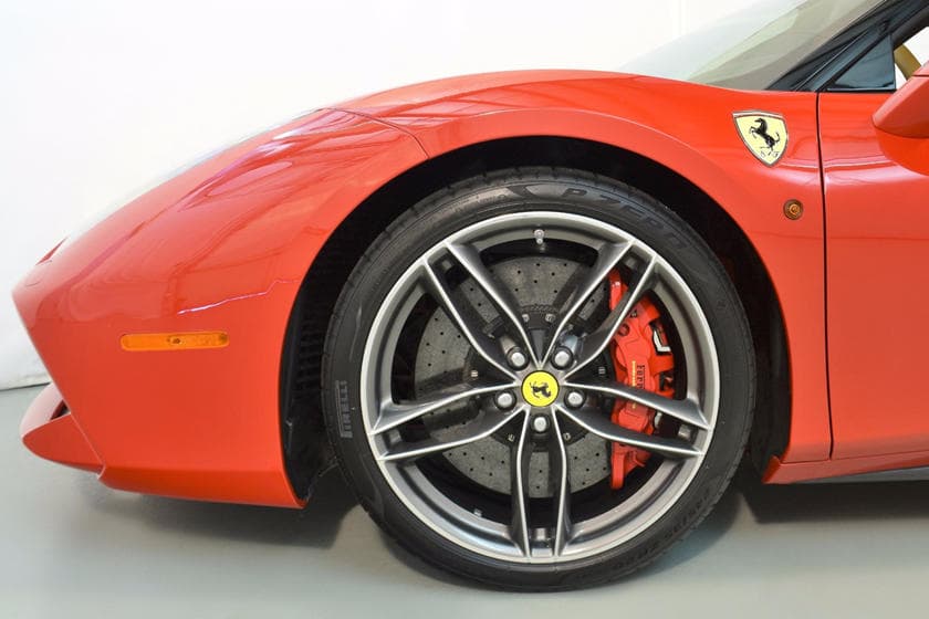 <b><u>Ruedas Forjadas de Diamante – Ferrari</u></b>
<br>La fabricación de ruedas forjadas emplea aleación de aluminio como materia prima. Estos dos aspectos se traducen en productos costosos de fabricar, resultando en precios significativamente elevados para los compradores.