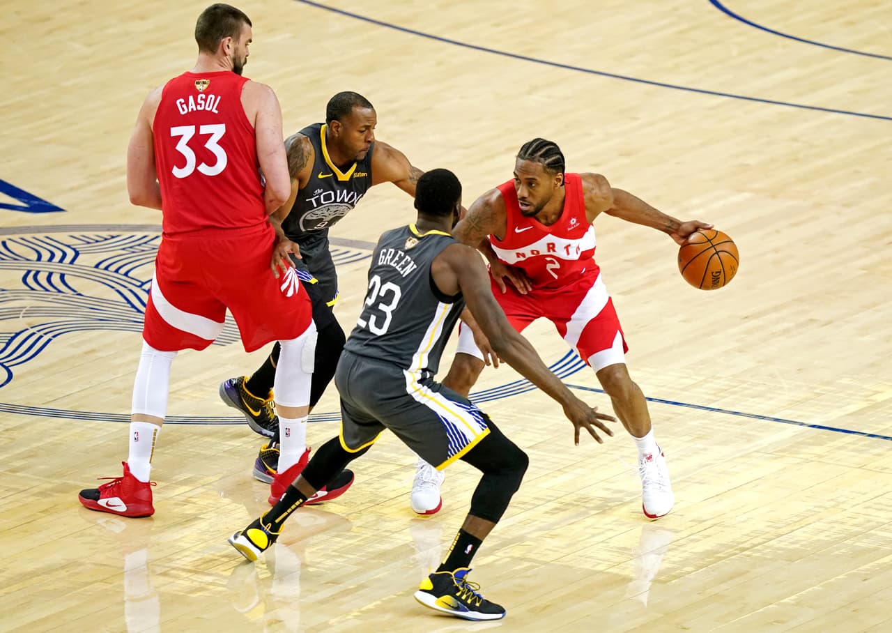 La mala noticia para el equipo visitante fue que Kawhi Leonard (2) se fue con tres faltas personales. En la NBA quien comete seis faltas es descalificado del encuentro.