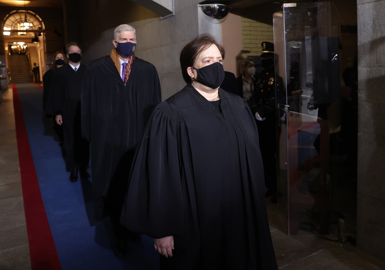 Los magistrados de la Corte Suprema de Justicia enterraron en fila al escenario donde será la juramentación.