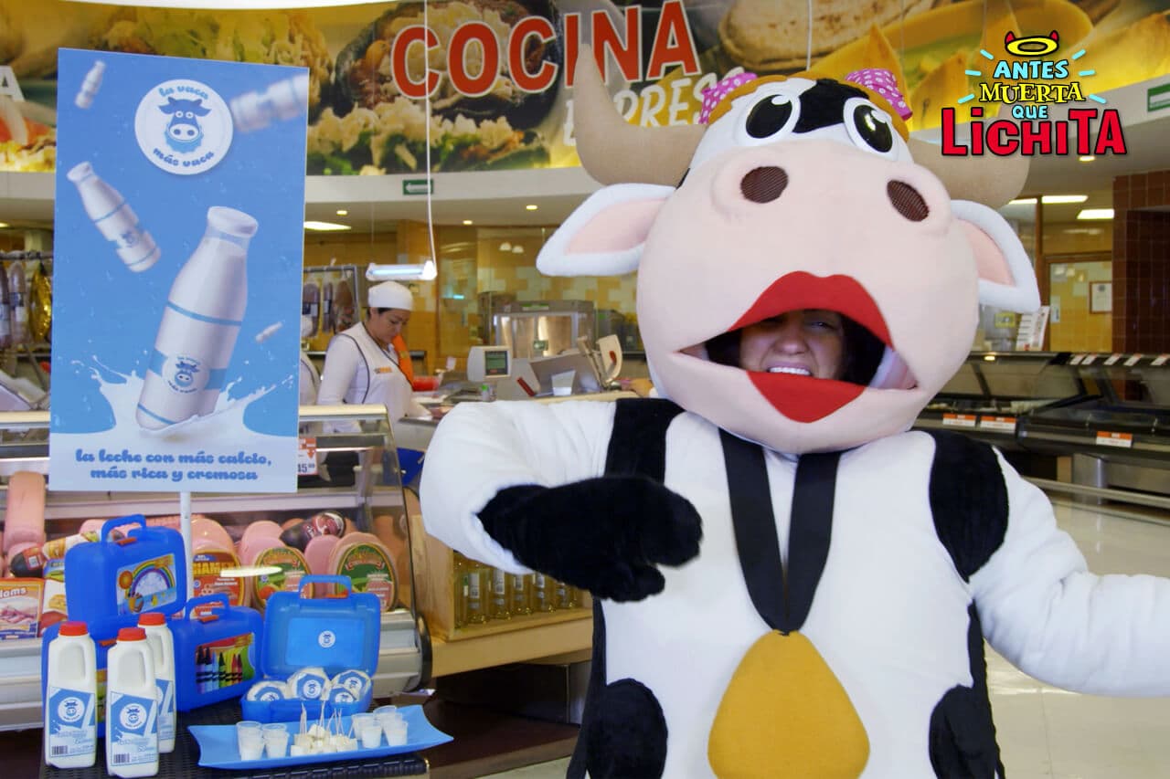 Durante un breve periodo Alicia se queda sin trabajo y decide aceptar uno como botarga en Supermercados M.A.S.