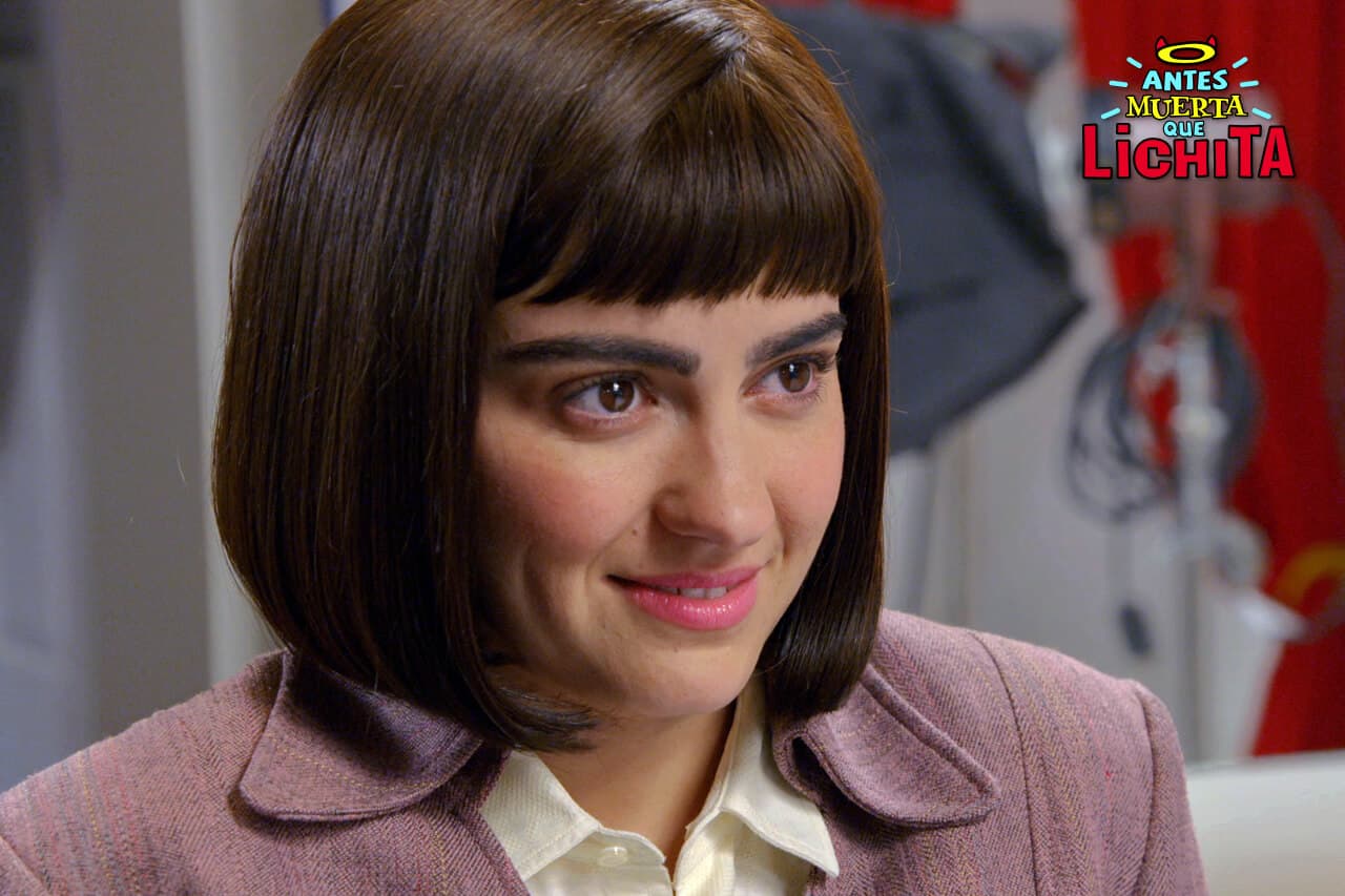 Marcelo le hace un pequeño cambio de look a Alicia para el videomatic de “Colchones Nubecita”.