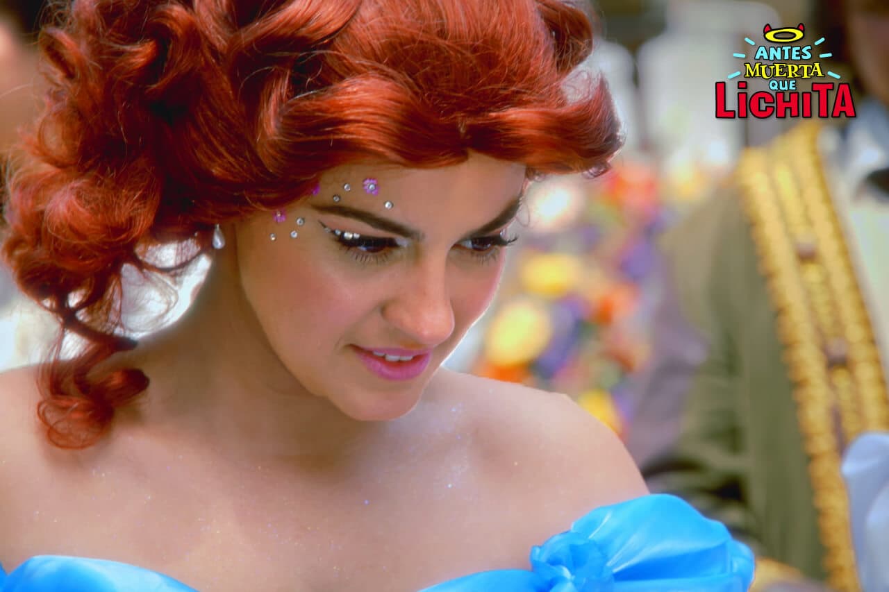 A lo largo de la historia, Alicia tiene varias fantasías en las que se imagina al lado de su príncipe azul, Roberto.