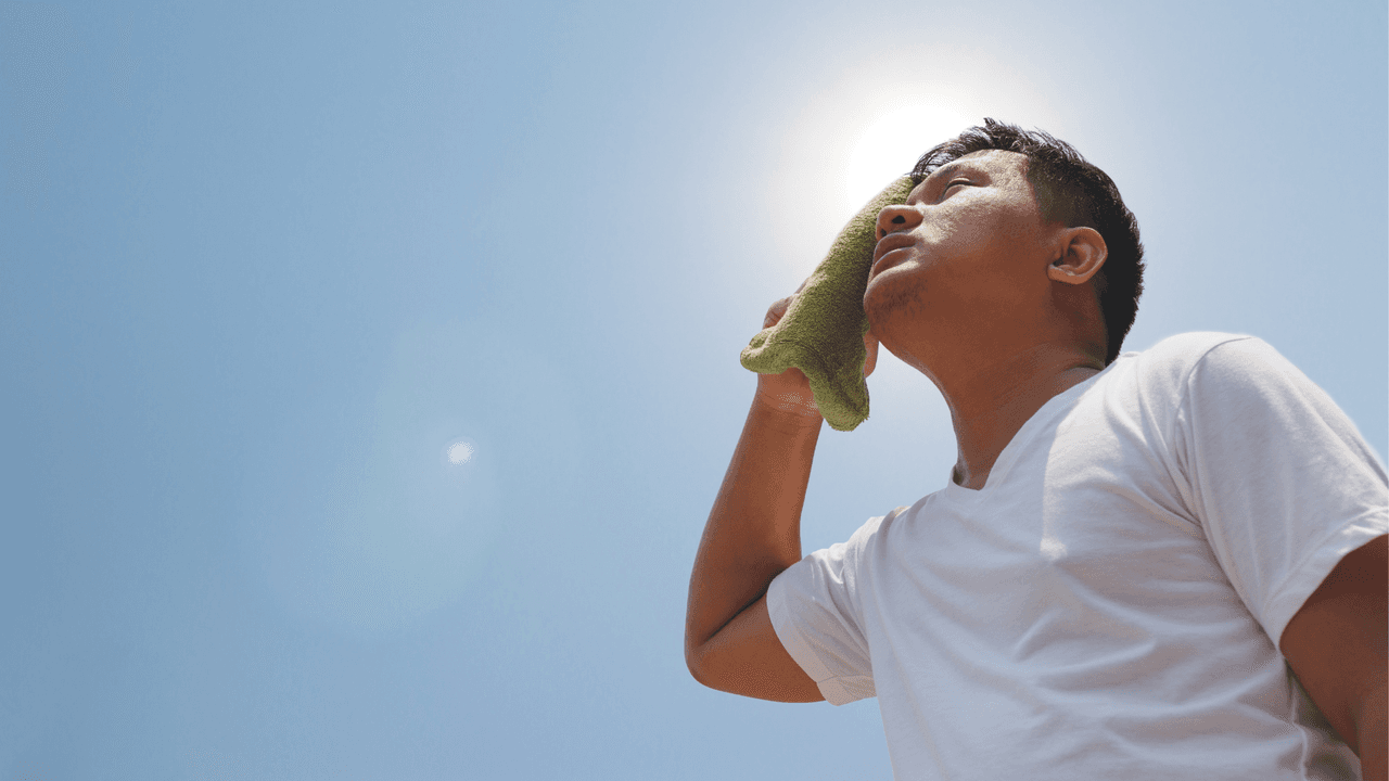 <b>Usa ropa adecuada y protector solar.</b> Usa la menor cantidad de ropa posible cuando estés en casa. Elige ropa ligera, holgada y de colores claros. Bajo el sol usa un sombrero de ala ancha, que te proporcionará sombra y mantendrá la cabeza fresca.