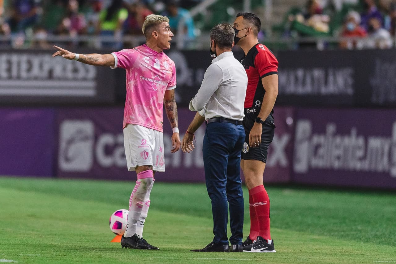 Al 16', Atlas se quedaba con uno menos tras la roja directa a Luis Reyes, quien se había salvado de la amarilla en la falta que dio origen al penal de Mazatlán.