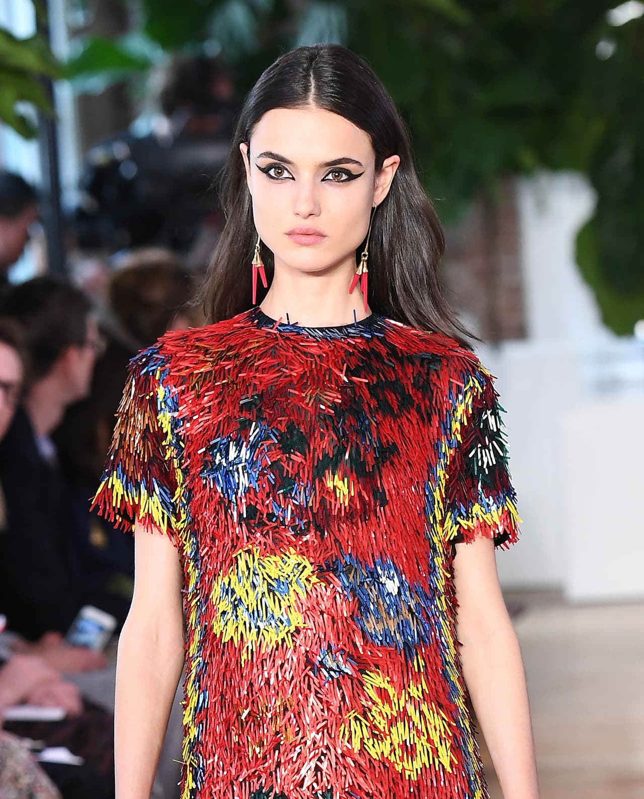 La idea es jugar con el delineador líquido negro alrededor de los ojos con líneas sólidas y estructuradas como las modelos en la pasarela de Valentino Resort 2018.