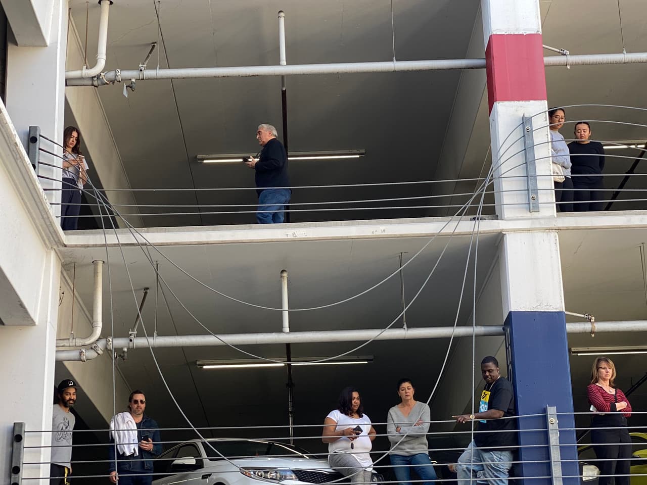 El accidente ocurrió durante una hora concurrida, en la que cientos de personas visitaban el establecimiento comercial.