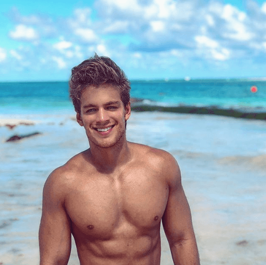 Polo Morín interpretó a Fernando Lascurain en
<b> Mi Corazón es Tuyo</b> y ahora cautiva a sus fans con su lado más sexy en la playa. ¡Disfruta del Galaverano Total!