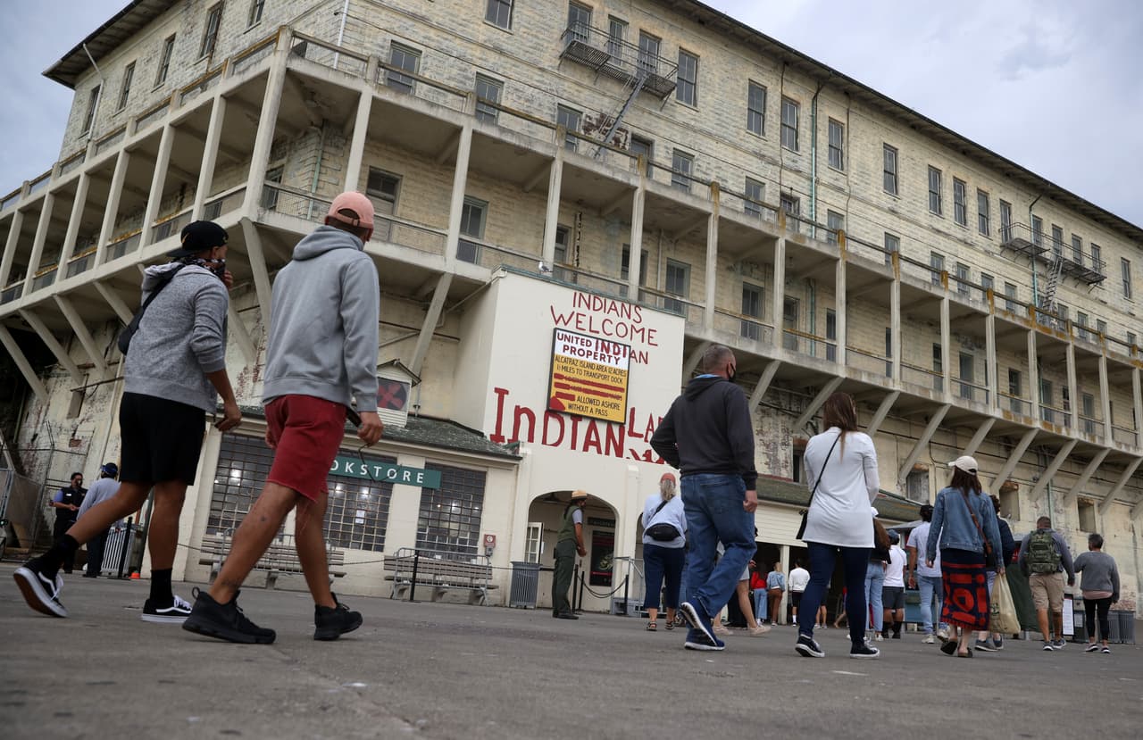 Varios turistas pasan por la entrada principal y la tienda de regalos en la isla de Alcatraz este lunes, día en que la atracción ha vuelto a abrir sus puertas gradualmente a los visitantes.
<b> Sin embargo, el reinicio de actividades en el lugar solo será para experiencias al aire libre. </b>