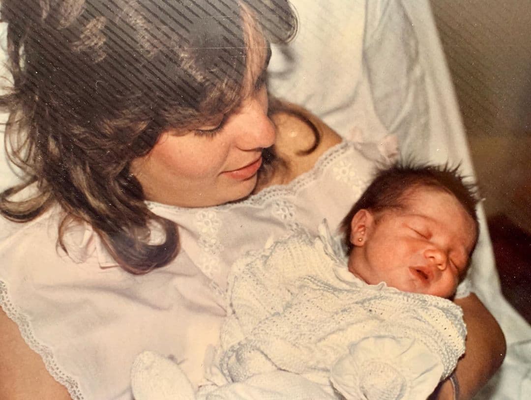 Andrea Chediak compartió esta bella fotografía en los brazos de su madre del día en que nació, junto al pie de la foto reflexionó sobre el sentimiento de la maternidad, etapa que ahora ella está viviendo.