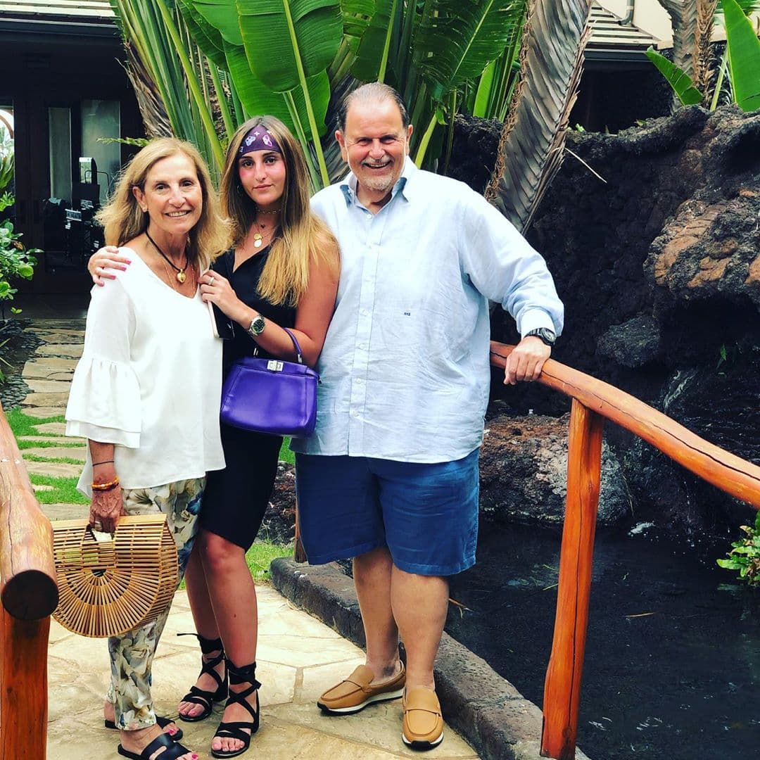 Mia de Molina tiene 19 años y vive un
<b><a href="https://www.univision.com/shows/el-gordo-y-la-flaca/el-primer-cumpleanos-de-mia-de-molina-lejos-de-casa-la-hija-de-el-gordo-cumple-19-anos-fotos">importante momento en su vida</a></b> desde que se fue a la universidad en Washington DC y está alejada de sus padres.