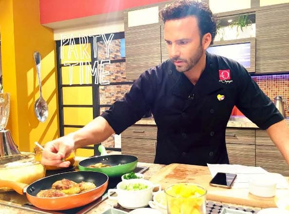 El Chef Oropeza festejó su cumpleaños con nosotros y para celebrar todos juntos nos preparó unas deliciosas piernitas de pollo con salsa de mango y arroz.