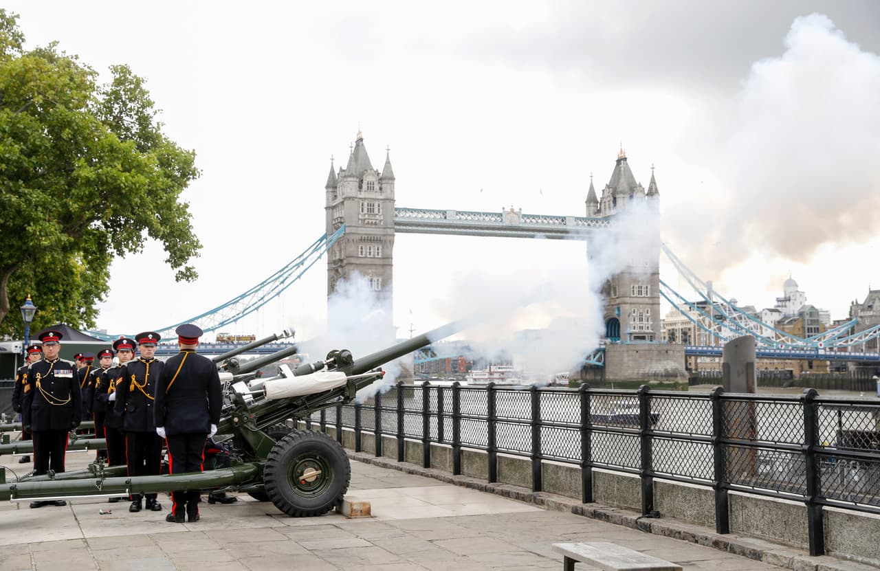 La Artillería Real disparó 96 cañonazos frente a la Torre de Londres cuando el rey Carlos III fue proclamado rey.
<br>