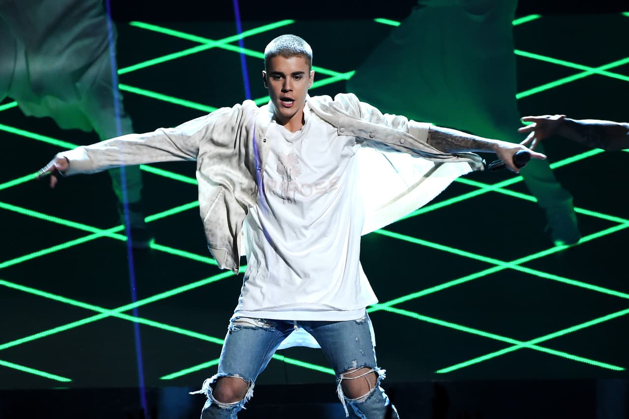JUSTIN BIEBER. El cantante pop no sólo conquistó a su público anglo, los jóvenes hispanos también lo nominaron este año.
