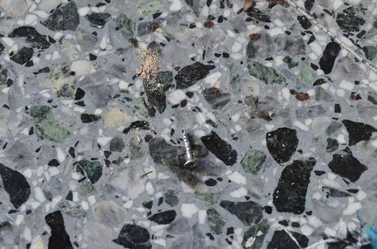 <b>Tornillos utilizados como metralla. </b>La bomba podría haber tenido clavos, tuercas, tornillos y pernos.
<br>