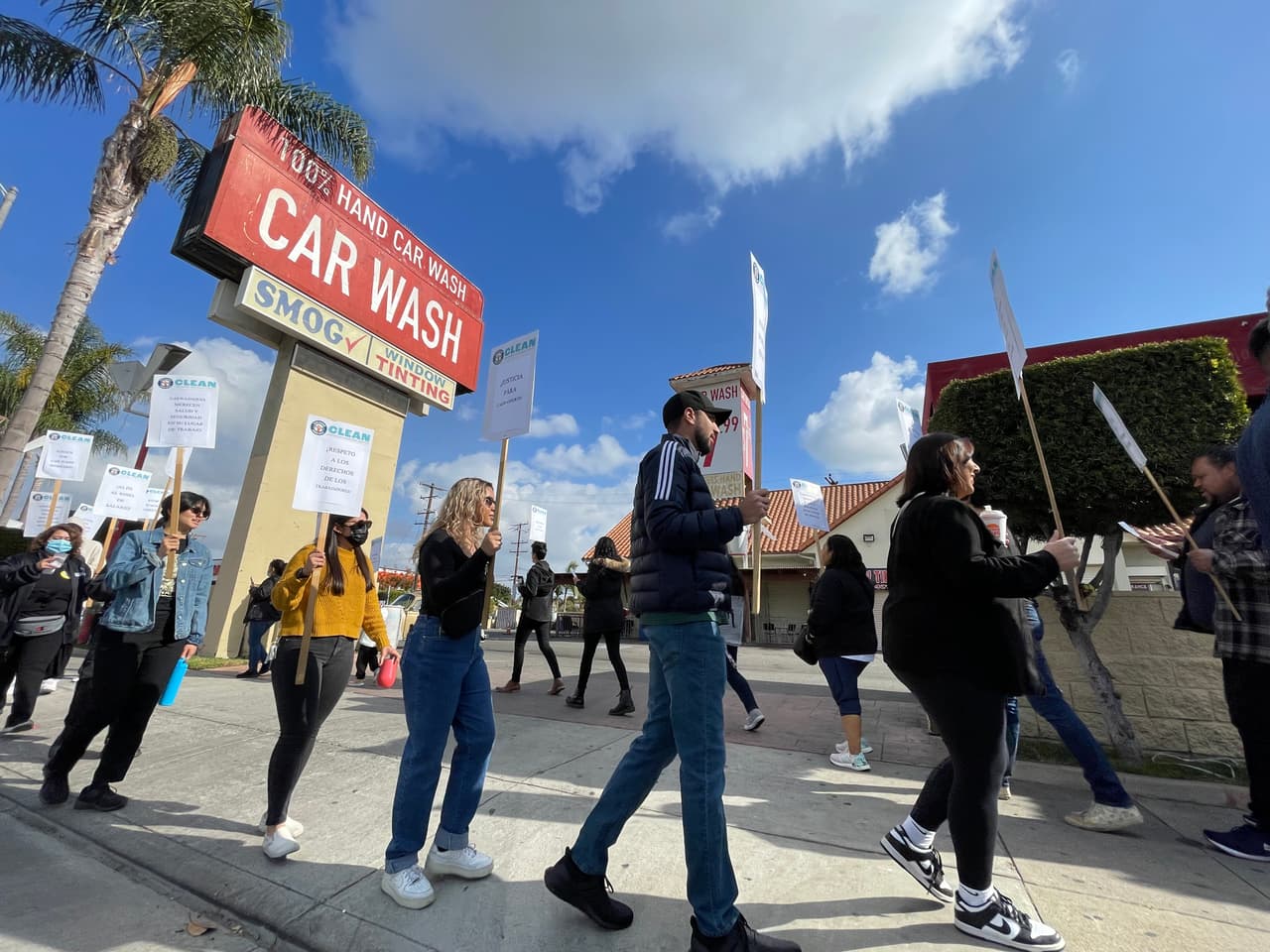 Ex empleados de 'car wash' en Inglewood exigen $1 millón por robo de salario y daños