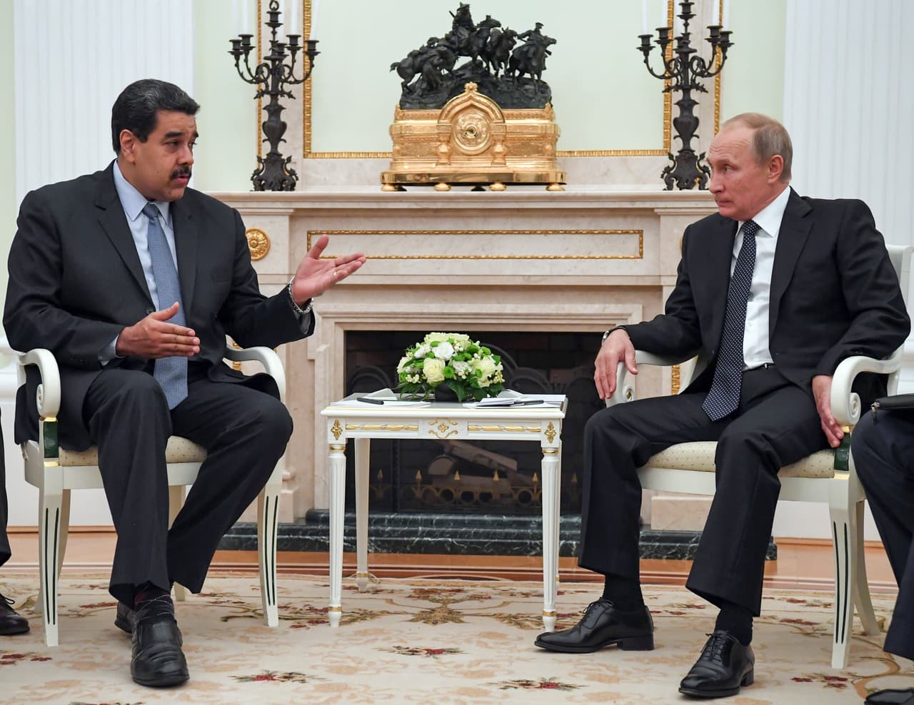 El presidente venezolano Nicolás Maduro, izquierda, habla con su homólogo ruso Vladimir Putin durante una reunión en el Kremlin, en Moscú, Rusia, el miércoles 4 de octubre del 2017. (Yuri Kadobnov/Pool Photo via AP)
