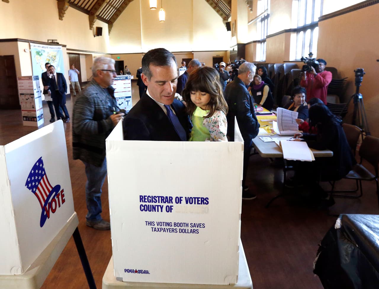 El alcalde Eric Garcetti vota en la casilla que le corresponde. Según sondeos, él podría obtener este martes más del 50% de los votos lo que le garantizaría la continuidad en el cargo.