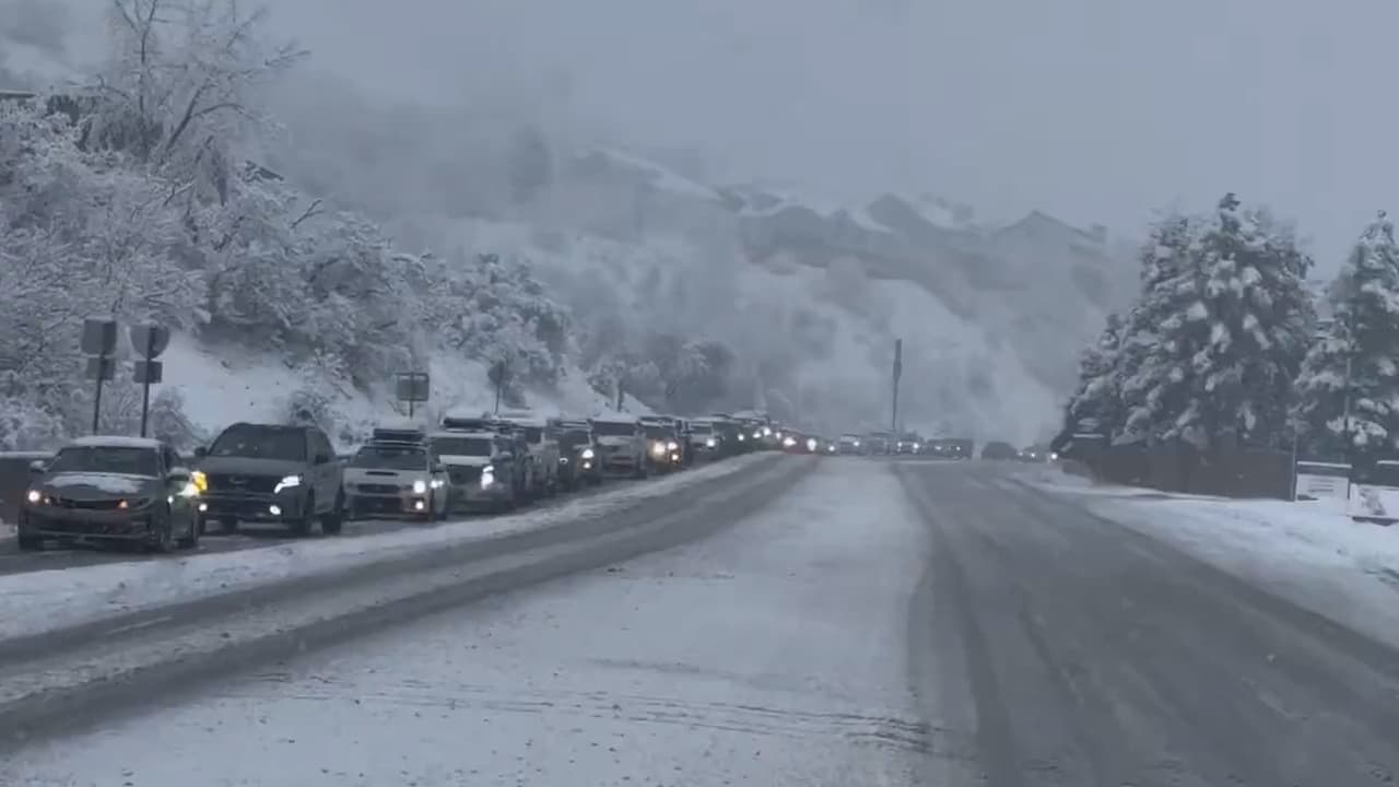 Carreteras completamente blancas: imágenes de las peligrosas nevadas en EEUU