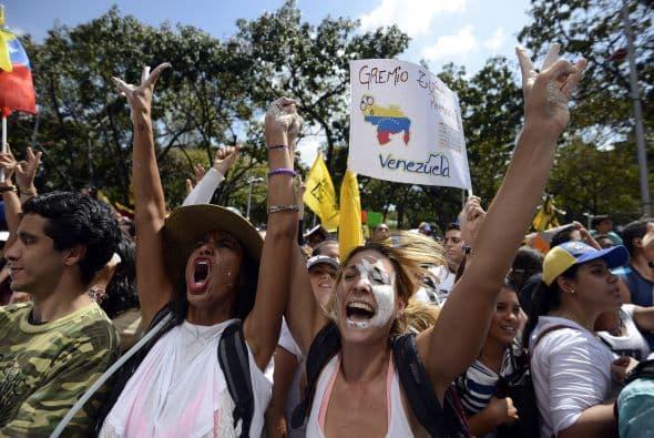 Los estudiantes llevaron a cabo una manifestación pacífica contra el régimen del mandatario Nicolás Maduro el 12 de febrero de 2014. Motorizados uniformados y con sus caras cubiertas, dispararon contra los manifestantes, matando a dos estudiantes y a un oficial.