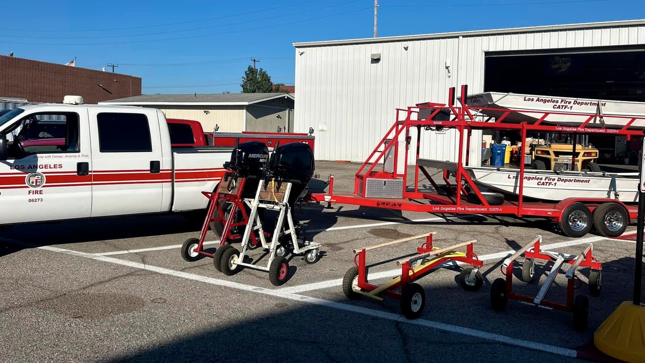 Bomberos de Los Ángeles viajan a Florida para auxiliar ante la inminente llegada del huracán Milton