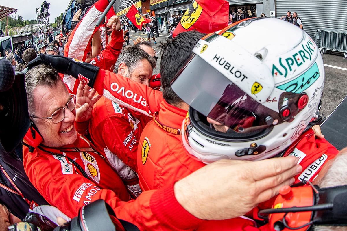 El abrazo con los mecánicos del equipo Ferrari, por parte de Sebastian Vettel.
