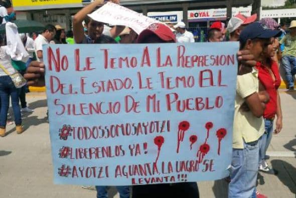 Los manifestantes exigían que las autoridades mexicanas, tanto federales como estatales, localicen con vida a los estudiantes y castiguen a los responsables de su desaparición. (Crédito: María Arce)