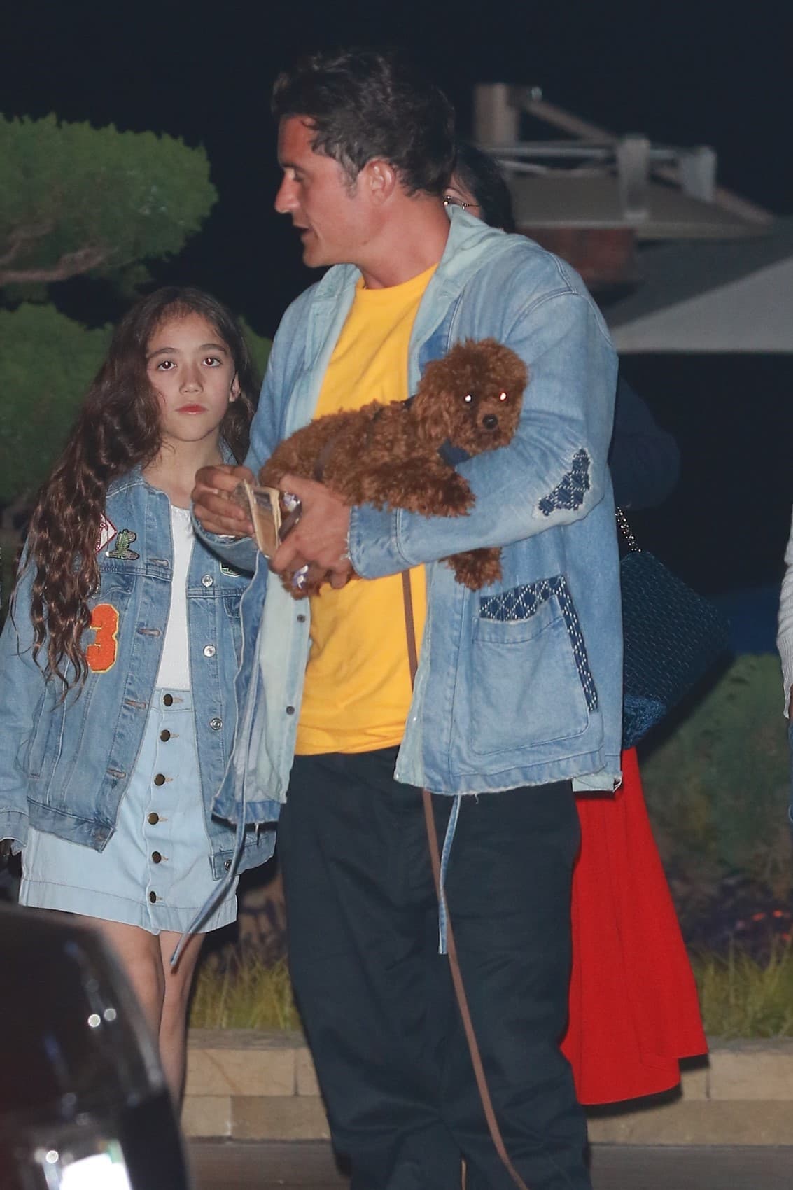 Aquí Bloom con Valentina al fondo, mientras carga a su mascota en brazos.