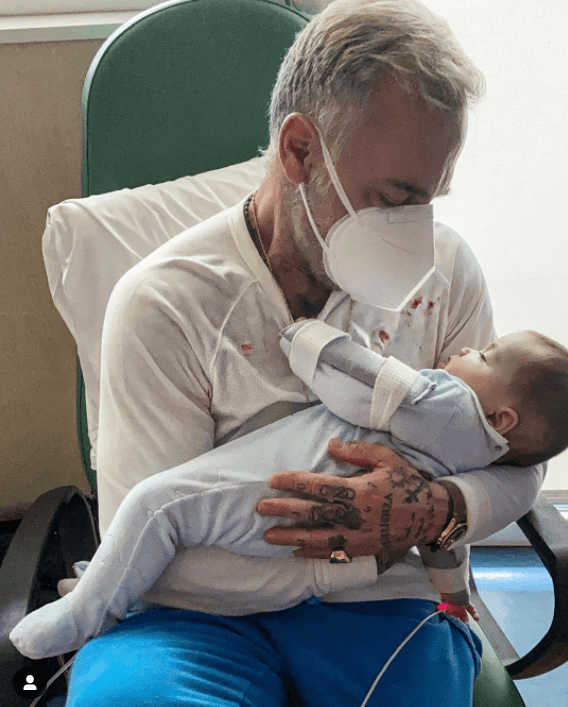 Gianluca Vacchi anunció que su hija Blu Jerusalema, de 5 meses, ya fue sometida a una 
<b><a href="https://www.univision.com/famosos/hija-gianluca-vacchi-sharon-fonseca-tiene-paladar-hendido-fotos">cirugía para tratar su paladar hendido</a></b>.