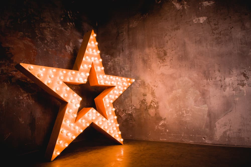 <b>ESTRELLA (del 22 de julio al 22 de agosto)</b>
<br>En realidad la estrella gitana tiene seis picos, compuesta por dos triángulos, lo que simboliza el cielo y la tierra; lo que está arriba y lo que está por debajo. Representa el proceso de evolución interior. La persona que nace bajo esta influencia es optimista, nació para brillar. Vive la vida intensamente y tiene un talento especial para atraer a las personas.