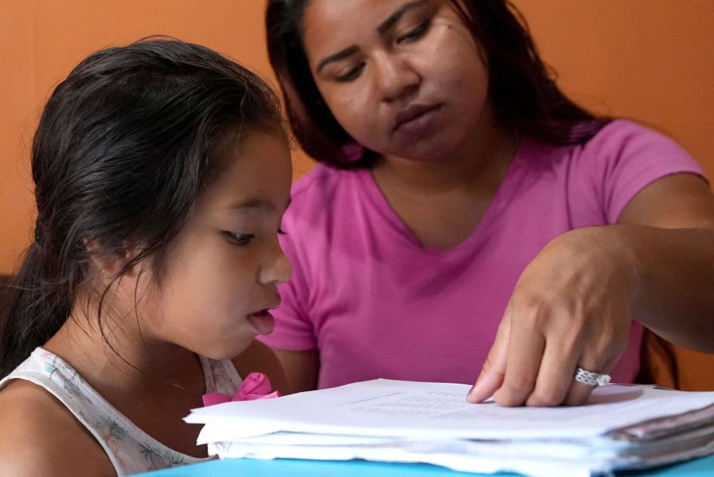 El Empire State proporciona a los contribuyentes elegibles 
<b>un crédito equivalente al 33% del crédito tributario federal por hijos</b>. En la reforma fiscal federal de 2017, el crédito fiscal federal por hijos se duplicó para la mayoría de las familias: hasta $2,000 por niño ($1,400 de los cuales son totalmente reembolsables) y se expandió a incluir más familias de mayores ingresos.