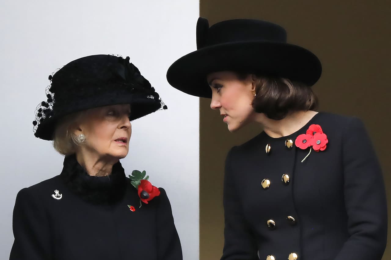 Cuando lo usó en 2017, eligió un sombrero Philip Treacy que también utilizó en 2006 y en 2012. Hace cuatro años, llevó los guantes Beatrice de Cornelia James, aretes Oscar de la Renta y un broche con tres amapolas. En ese entonces estaba embarazada del príncipe Louis.