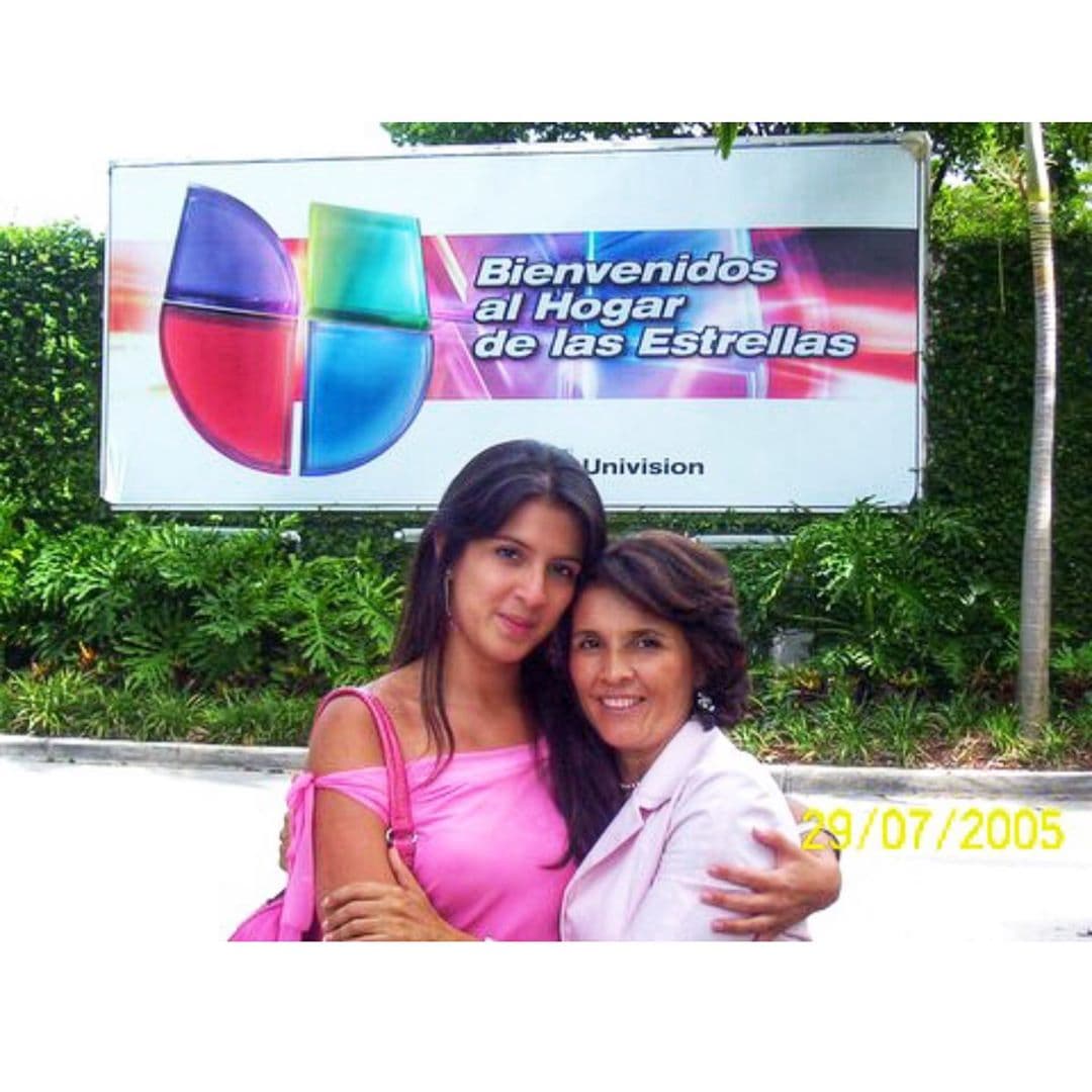 "De mis fotos favoritas de todos los tiempos, 29 de julio 2005, mi madre acompañándome hasta el estacionamiento de Univision cuando siendo una estudiante universitaria en Elon University hacía mi pasantía 'internship' en el “Hogar de las Estrellas”.