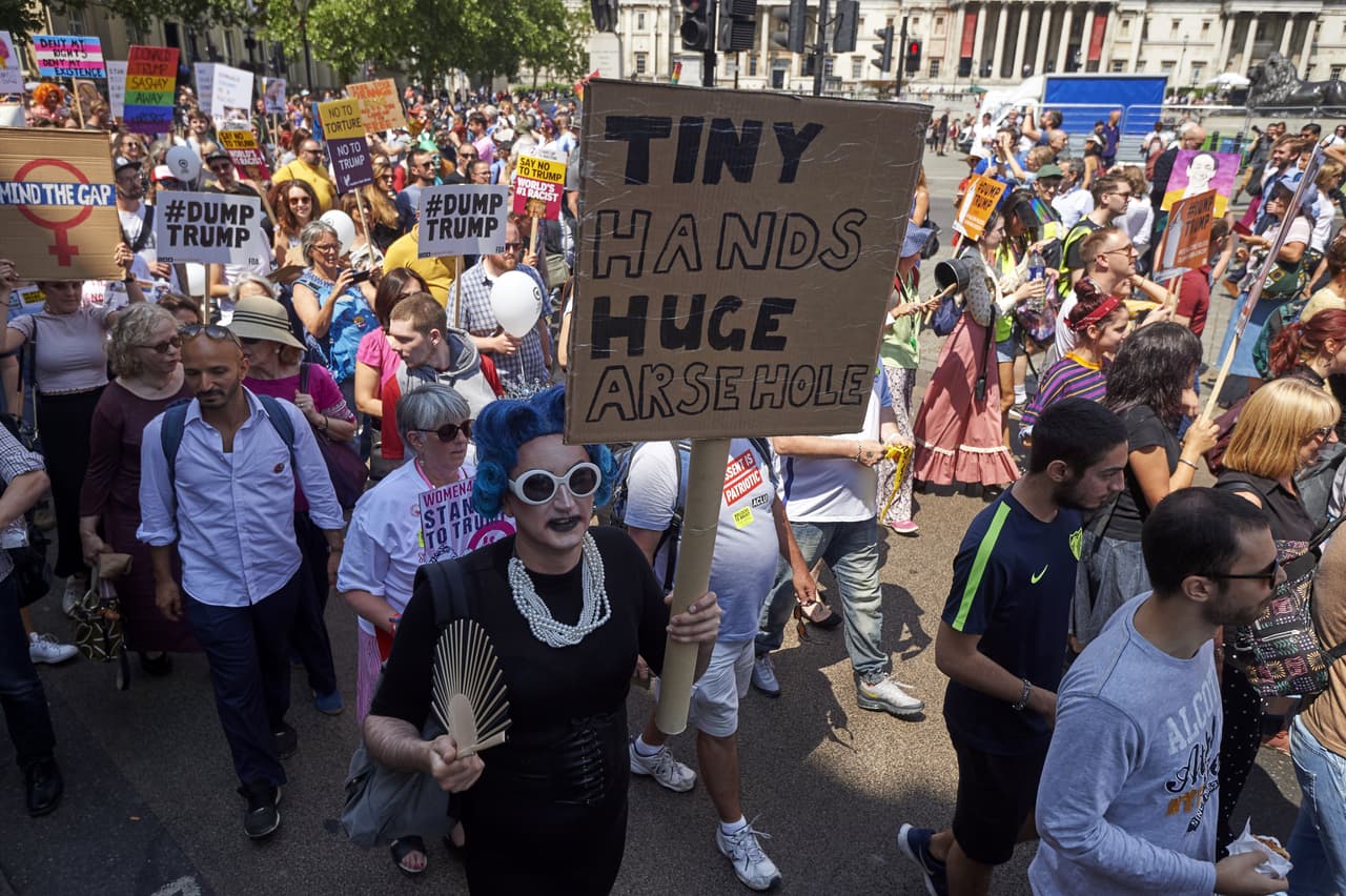 “Manos mínimas, inmenso tonto”.