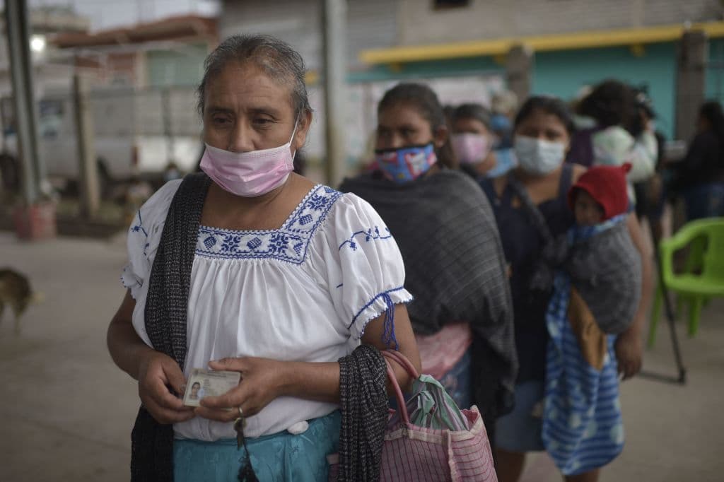Muchos votantes mexicanos se han movilizado desde temprano par ejercer su voto en unos comicios de medio término que ponen a prueba al gobierno de 
<a href="https://www.univision.com/temas/andres-manuel-lopez-obrador">Andrés Manuel López Obrador</a>.