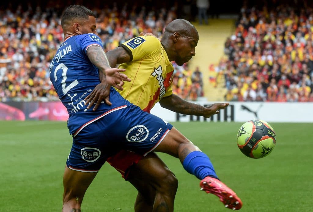 Lorient y Lens igualan marcador 2-2 en un partido muy activo durante la fecha cuatro de la Ligue 1. Las anotaciones fueron, por parte de las 'Merluzas', de Armand Laurienté y Thomas Monconduit, mientras que para Les Lensois anotó Jonathan Clauss y Seko Forfana.