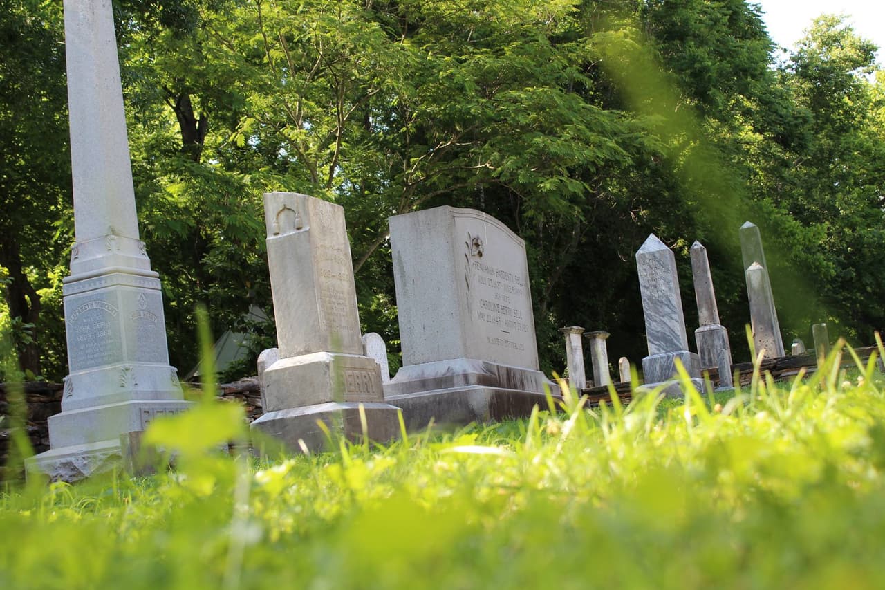 Uno de estos te lleva por el centro de la ciudad y visitarás 13 lugares de interés, incluidas casas que se dice están embrujadas y hasta un lugar de ejecución.